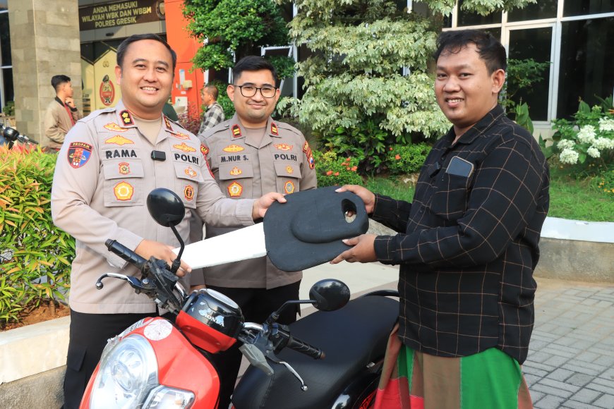 Polres Gresik Serahkan Motor Korban dengan Transparan dan Humanis